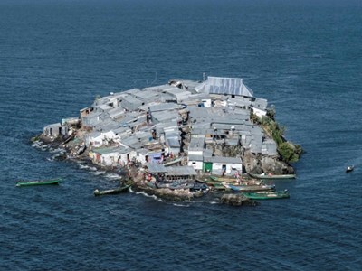 Ghé thăm hòn đảo chỉ rộng bằng nửa sân bóng, nuôi sống 1.800 người dân