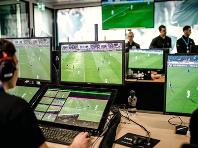 Vì sao trọng tài “ngại” VAR? 6 góc khuất nghề nghiệp