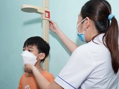 Trẻ thừa cân dễ dậy thì sớm, mất cơ hội phát triển chiều cao tối đa