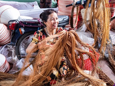 Ghé thăm phiên chợ nón làng Chuông