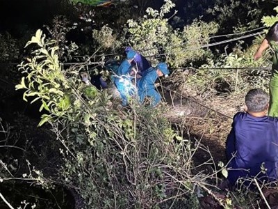 Đèo An Khê: Xe khách chở 12 người lao xuống vực sâu 40m, một người tử vong