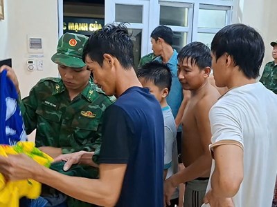 Quảng Ninh: Cứu nạn thành công 9 thuyền viên tàu cá bị chìm do sóng to