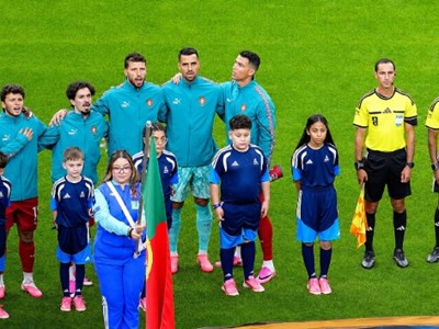Vì sao Ronaldo luôn đứng nghiêng khi hát quốc ca? 