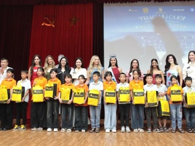 Thí sinh Miss World 2026 tặng quà tại Trung tâm Trợ giúp xã hội tỉnh Quảng Ninh