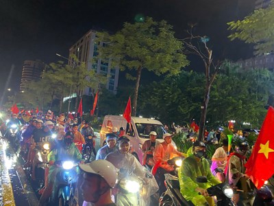 Người Hà Nội đội mưa lớn, xuyên đêm 'đi bão' ăn mừng chiến thắng của tuyển Việt Nam