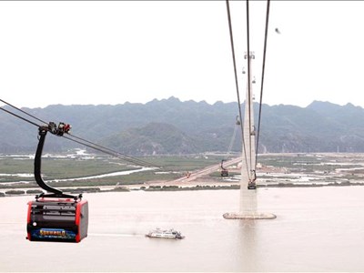 Nhiều du khách mắc kẹt tại Cát Bà đã vào đất liền bằng cáp treo