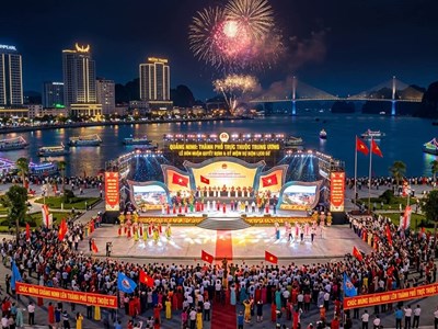 Quảng Ninh: Hơn 70 tàu trình diễn ánh sáng trên vịnh Hạ Long