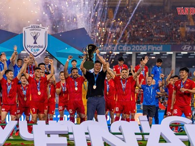 Khoảnh khắc nâng cúp vô địch ASEAN Cup 2026 của tuyển Việt Nam