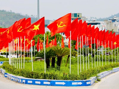 Quảng Ninh rực rỡ cờ hoa chào đón thời khắc ý nghĩa, mở ra hành trình mới