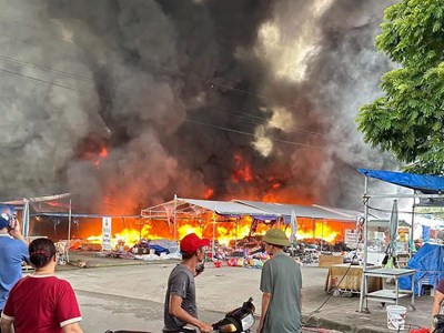 Quảng Ninh: Huy động hàng trăm cán bộ khống chế đám cháy tại chợ Kim Sơn