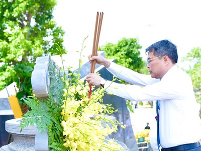 Thủ tướng dâng hương tưởng niệm tại Khu Di tích quốc gia đặc biệt Bến K15