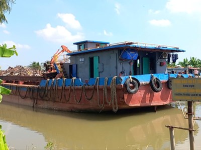 Tàu chở 400 tấn sắt vụn chìm trên sông Hóa vẫn chưa được trục vớt