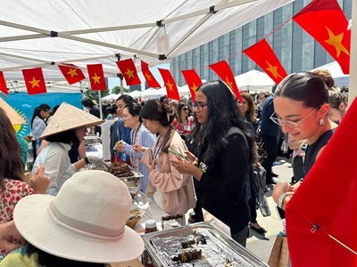 Ẩm thực và hàng thủ công Việt Nam “hút khách”  tại Hội chợ văn hóa - ẩm thực quốc tế
