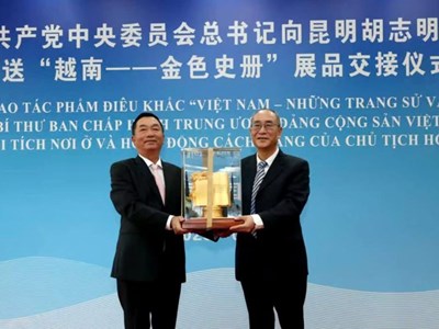 Trao phiên bản “Việt Nam - Những trang sử vàng” tặng Nhà lưu niệm Chủ tịch Hồ Chí Minh tại Côn Minh