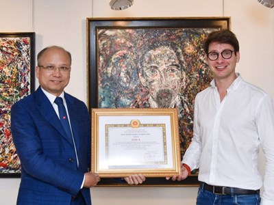 Trao giải cuộc thi sáng tác học tập và làm theo Bác cho hoạ sĩ người Pháp gốc Rumani