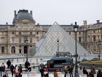 Vụ trộm táo tợn tại Bảo tàng Louvre ở Paris