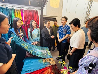 Giới thiệu áo dài và tơ lụa Việt Nam tại Lễ hội tơ lụa quốc tế Khon Kean 2025