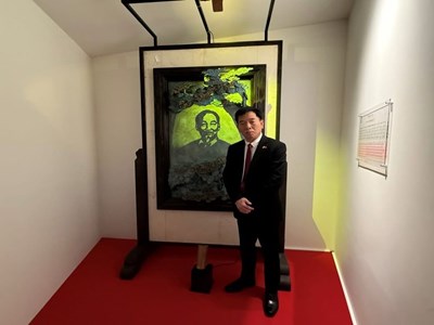 Triển lãm các tác phẩm điêu khắc ánh sáng về Chủ tịch Hồ Chí Minh 