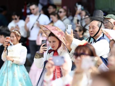 Hanbok đưa du khách hòa mình vào di sản cung điện Hàn Quốc
