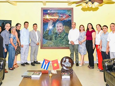 Đại sứ quán Cuba tại Việt Nam tiếp nhận tác phẩm nghệ thuật “Fidel Castro Ruz - Cuba trong trái tim người Việt”