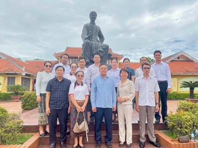 Đoàn giáo viên và học sinh của tỉnh Bolikhamxay thăm các di tích tại Hà Tĩnh  ​