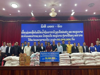Việt Nam trao 500 suất quà chia sẻ khó khăn với người dân vùng lũ Nam Lào