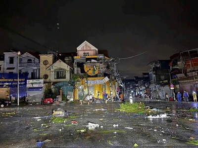 Dông lốc ở Ninh Bình làm 1 người thiệt mạng, nhiều tài sản hư hại