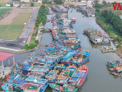 Ninh Bình: Tàu thuyền nối đuôi nhau vào cảng tránh siêu bão Ragasa
