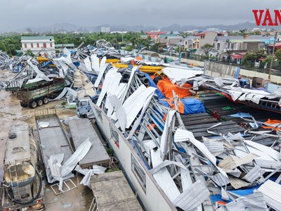 Kinh hãi kho thép cả trăm tấn ở Ninh Bình bị bão số 10 vò nát
