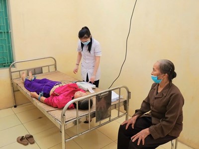 Khám, sàng lọc bệnh thận, tim cho người dân Ninh Bình