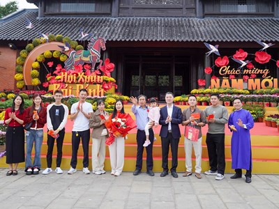 Ninh Bình đón du khách “xông đất” đầu Xuân Bính Ngọ