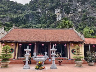 Độc đáo ngôi chùa ở Ninh Bình cứ đến lễ là “thoát ế”