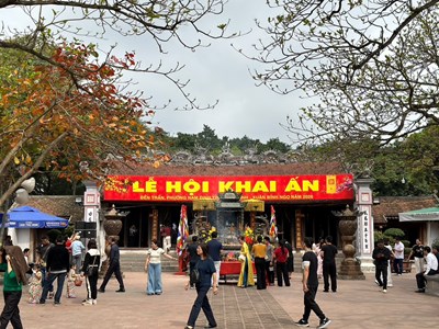 Người dân nô nức đổ về đền Trần ngày Khai ấn