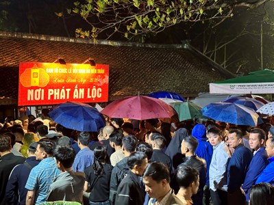 Hàng nghìn người dân đội mưa xuyên đêm chờ phát ấn đền Trần