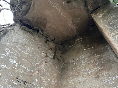 Di tích quốc gia đặc biệt núi Non Nước bị xâm hại bởi nạn viết, vẽ bậy