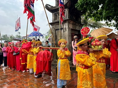 Ninh Bình: Hàng nghìn người “đội mưa” dự Lễ hội đền Thánh Nguyễn 2026