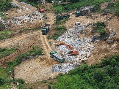 Thu giữ 2 máy xúc, truy tìm 5 xe vận tải