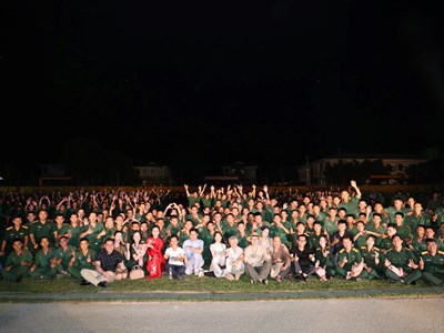 Nghệ sĩ điện ảnh giao lưu với chiến sĩ, học sinh tại TP. Điện Biên Phủ