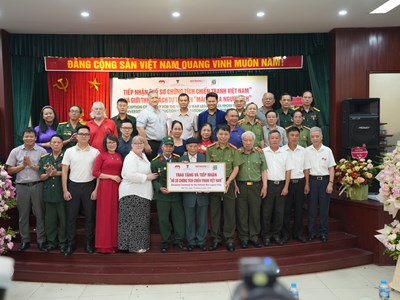 Xúc động đón nhận hồ sơ chứng tích chiến tranh