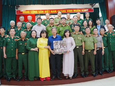 Trao tặng di ảnh màu 10 cô gái Lam Hạ