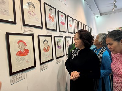  Nữ họa sĩ 76 tuổi đi dọc đất nước vẽ Mẹ Việt Nam anh hùng