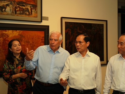 Phó Chủ tịch Ủy ban Châu Âu thăm Bảo tàng Mỹ thuật Việt Nam