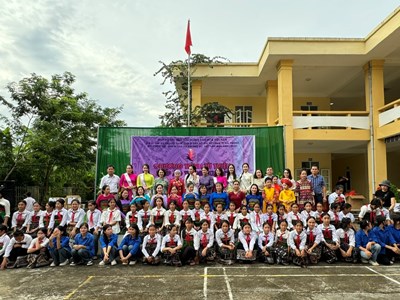 “Nếp áo thanh xuân” đến với giáo viên và nữ sinh vùng cao