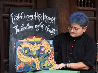 Bạn trẻ thích thú trải nghiệm tại triển lãm “Tinh Quang Hội Nguyệt”