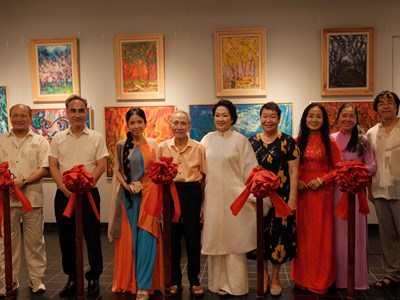 Tình yêu cuộc sống trong triển lãm “Tương giao” của họa sĩ, diễn viên Quế Chi