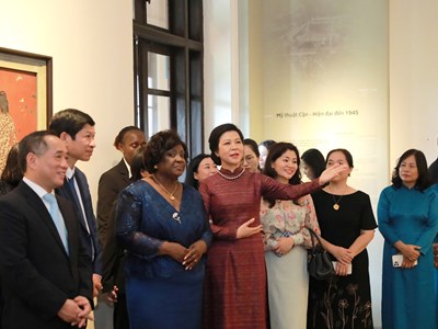 Phu nhân Tổng Bí thư, Chủ tịch nước Tô Lâm cùng phu nhân Tổng thống Mozambique thăm Bảo tàng Mỹ thuật Việt Nam