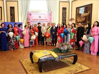  Cầu nối văn hóa Việt Nam- Bỉ qua tà áo dài truyền thống