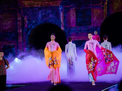 NTK Vũ Thảo Giang tái hiện lịch sử vàng song với BST “Thuỵ vũ nghênh hy”