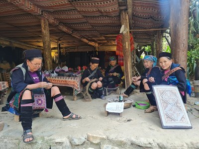 Nghề dệt vải lanh, nhuộm chàm của người Mông Sa Pa