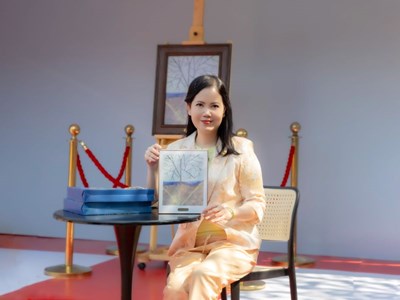 Họa sĩ Kim Đức bày bản sao bức tranh “Vỏ Tương Lai” tại HANIFF VII